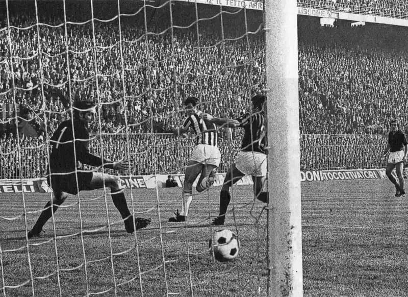 Apa Itu Backheel? Tendangan Tumit yang Bikin Lawan Terkecoh