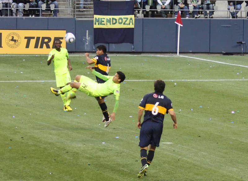 Apa Itu Bicycle Kick? Mengenal Tendangan Salto Sepak Bola
