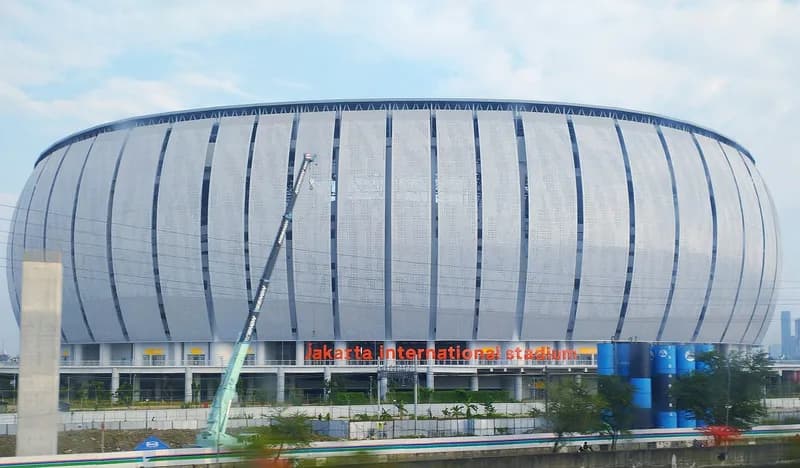 Jakarta International Stadium, kandang Persija Jakarta, dilihat dari jalan tol pada Juni 2023.