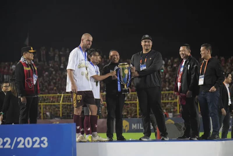 Kapten PSM Makassar Wiljan Pluim menerima trofi juara Liga 1 musim 2022/2023 pada April 2023.