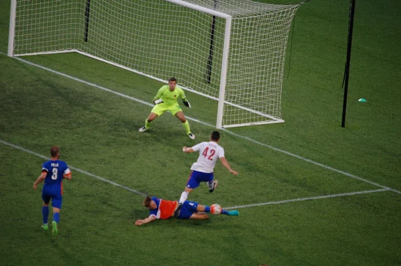 Apa Itu Blok Tembakan (Shot Block) dalam Sepak Bola