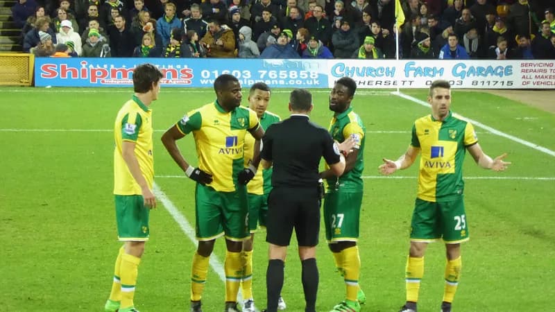Aturan Hanya Kapten Boleh Bicara dengan Wasit di Sepak Bola