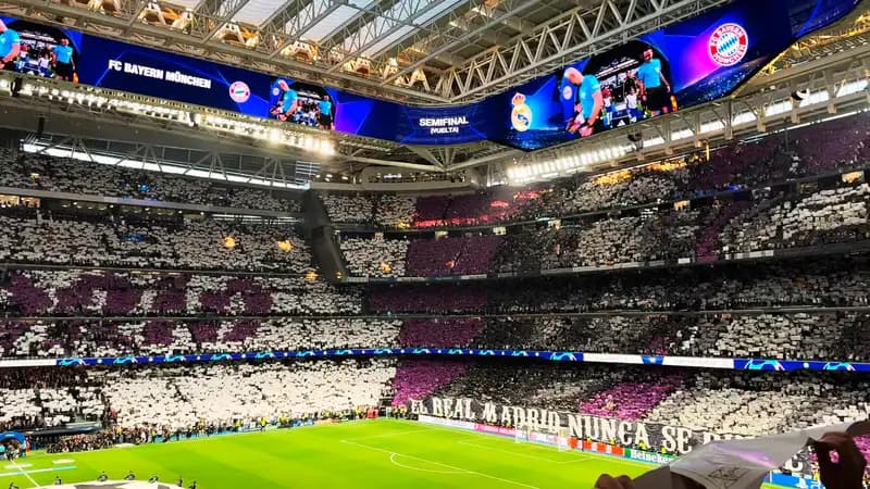 Tribun Stadion Santiago Bernabéu penuh koreografi suporter sebelum semifinal Liga Champions