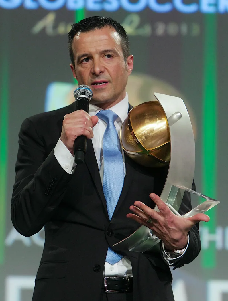 Jorge Mendes memegang mikrofon dan trofi penghargaan Globe Soccer Awards