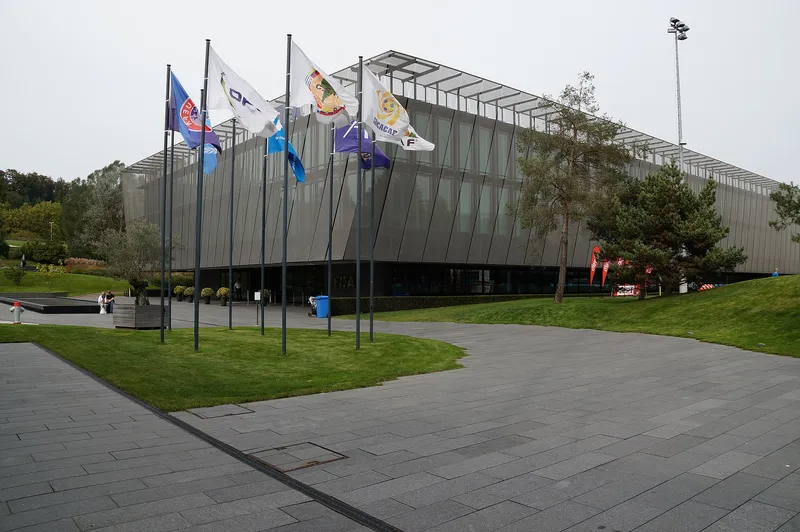 Gedung Home of FIFA di Zurich dengan deretan bendera konfederasi di halaman depan
