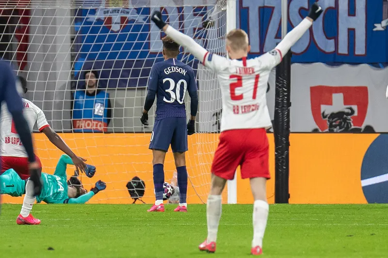 Kiper Tottenham terjatuh saat bola masuk gawang sementara pemain RB Leipzig mengangkat kedua tangan