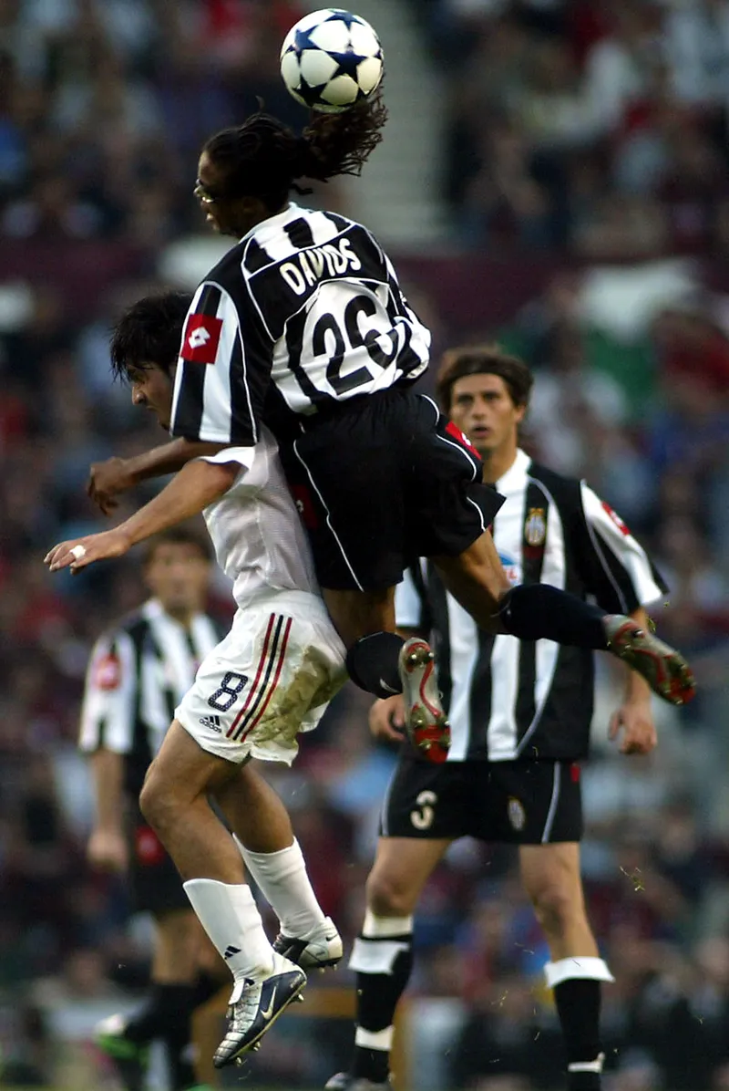 Edgar Davids nomor 26 Juventus berduel udara dengan Gennaro Gattuso nomor 8 AC Milan