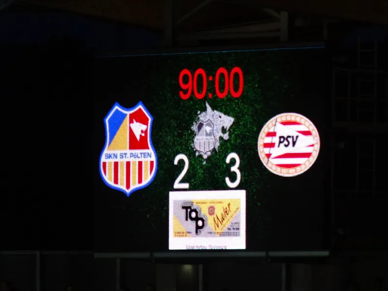 Papan skor stadion menampilkan menit 90:00 dan skor SKN St. Pölten 2, PSV 3