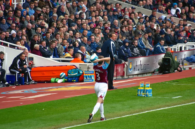Pemain West Ham United bersiap melakukan lemparan ke dalam di garis samping