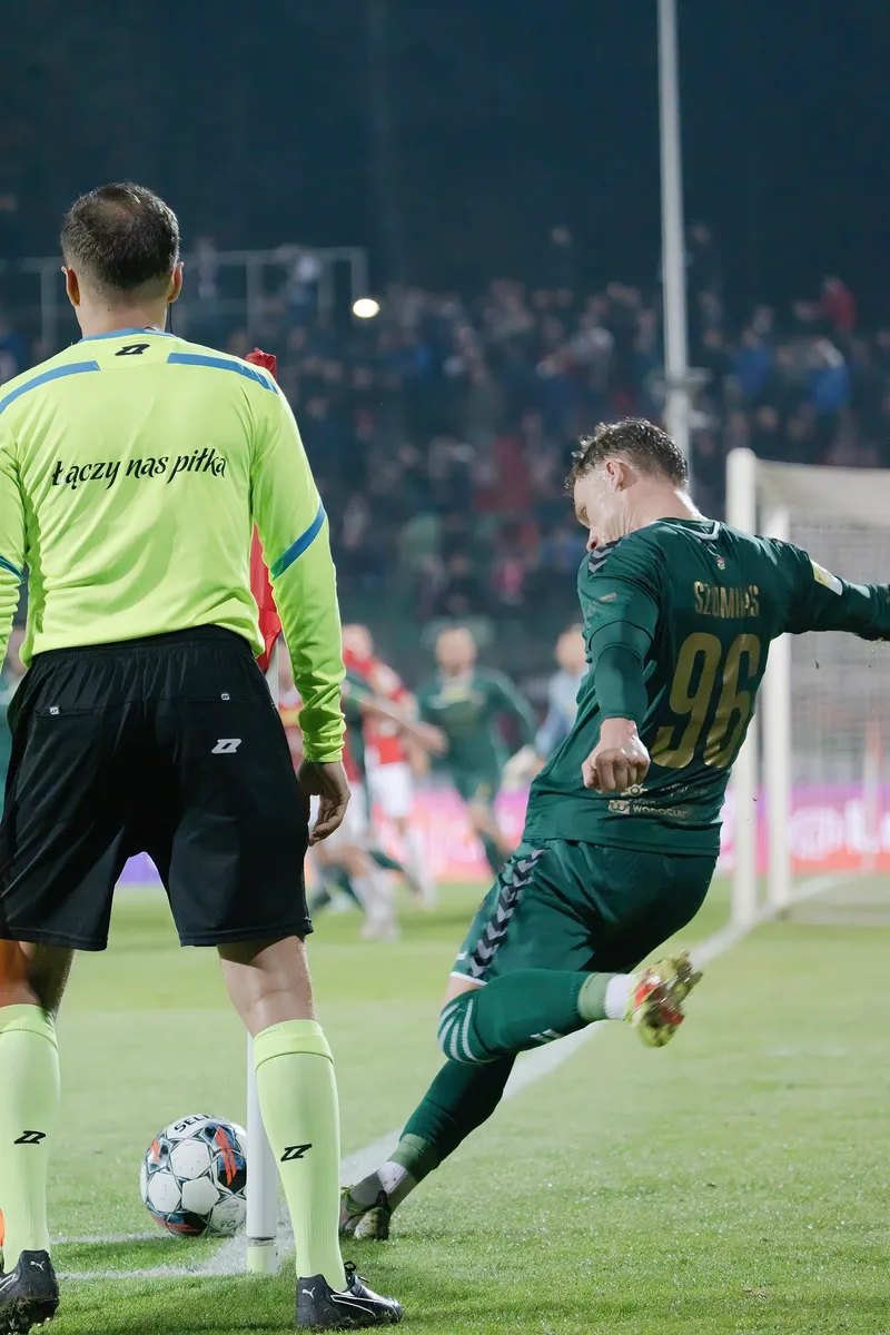 Wojciech Szumilas mengambil tendangan sudut di Stadion Ludowy