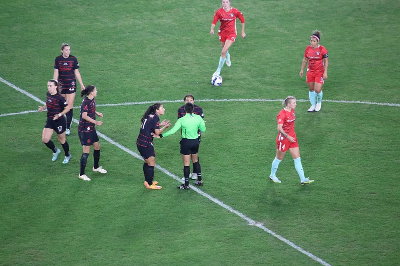 Pemain Portland Thorns memprotes keputusan wasit Natalie Simon