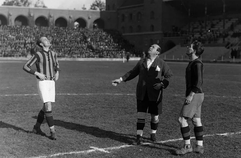 Dua kapten dan wasit saat undian koin tahun 1922