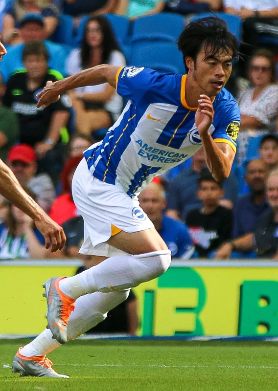 Kaoru Mitoma mengenakan seragam Brighton saat berlari