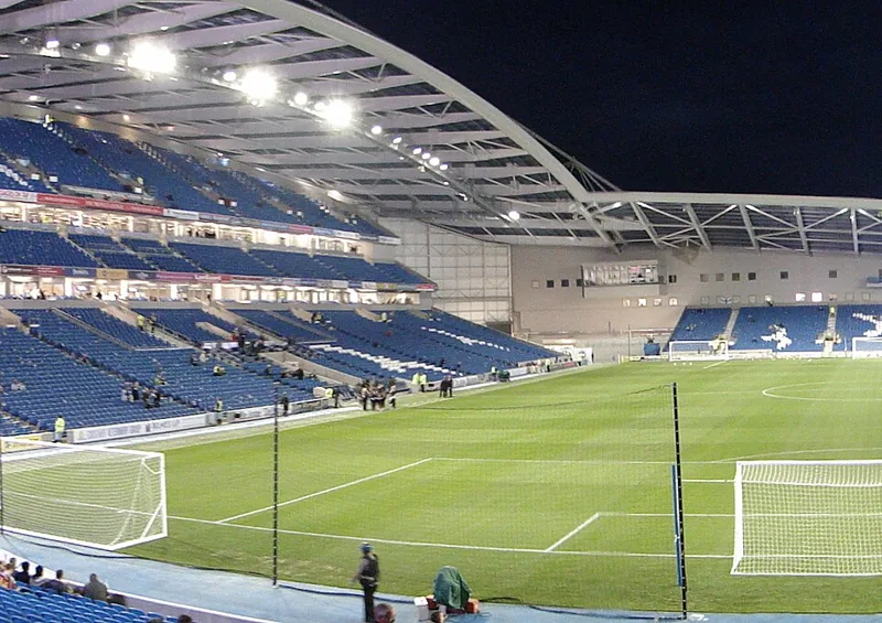 Tribun dan lapangan stadion Amex dalam panorama