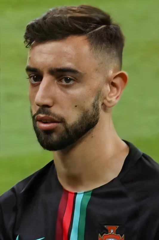Potret Bruno Fernandes mengenakan atasan tim Portugal