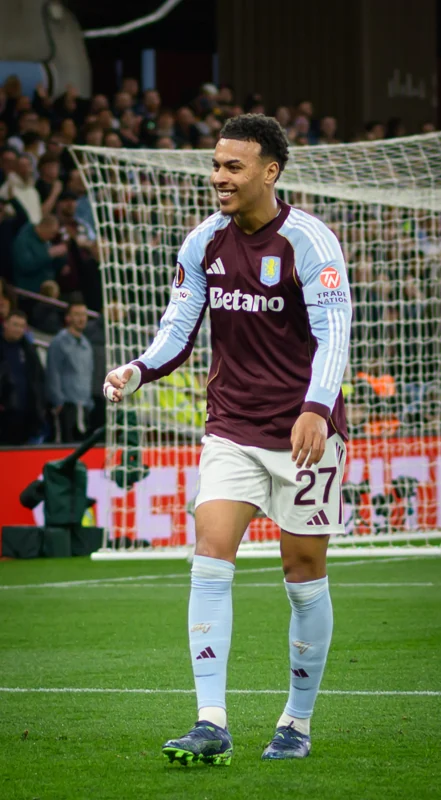 Morgan Rogers mengenakan seragam Aston Villa di dekat gawang