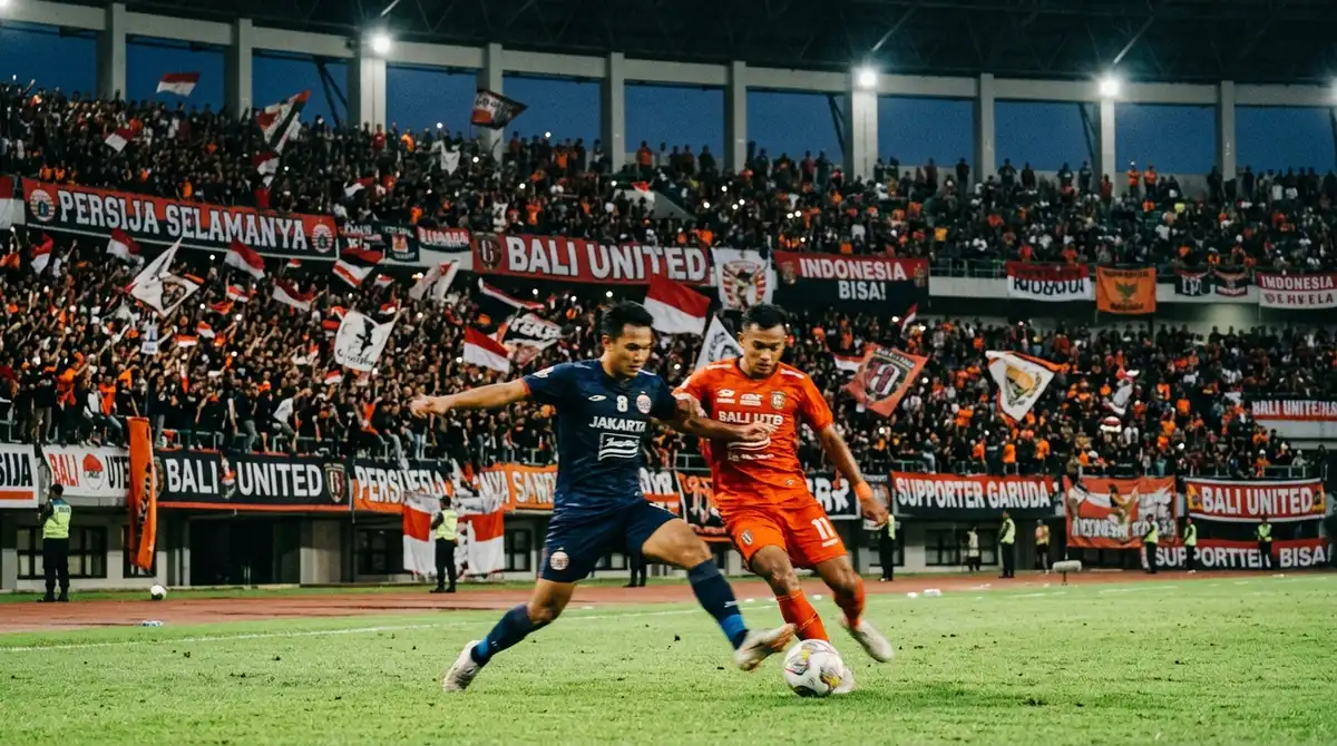 Laga sepak bola Indonesia dengan suporter memenuhi tribun