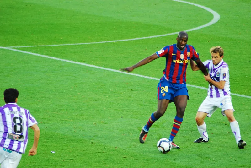 Yaya Toure berseragam Barcelona melindungi bola dari pemain Real Valladolid di lini tengah