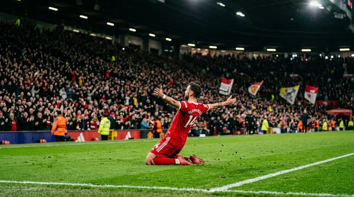 Pemain Manchester United merayakan gol di depan tribun