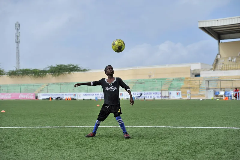Anak gawang memainkan bola di Stadion Banadir Mogadishu
