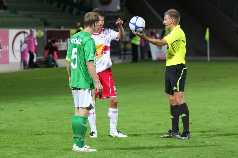 Apa Itu Drop Ball? Aturan Bola Jatuh yang Sudah Berubah