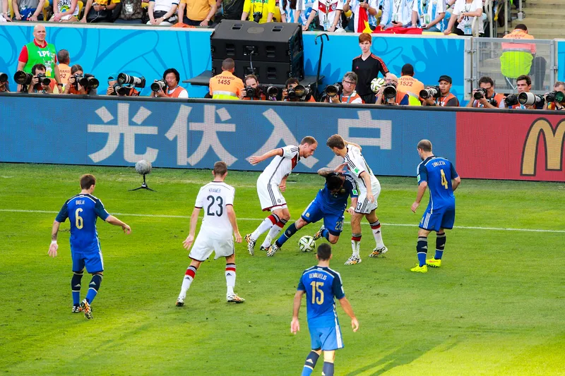 Pemain Jerman berseragam putih dan pemain Argentina berseragam biru berebut bola di lapangan final Piala Dunia 2014