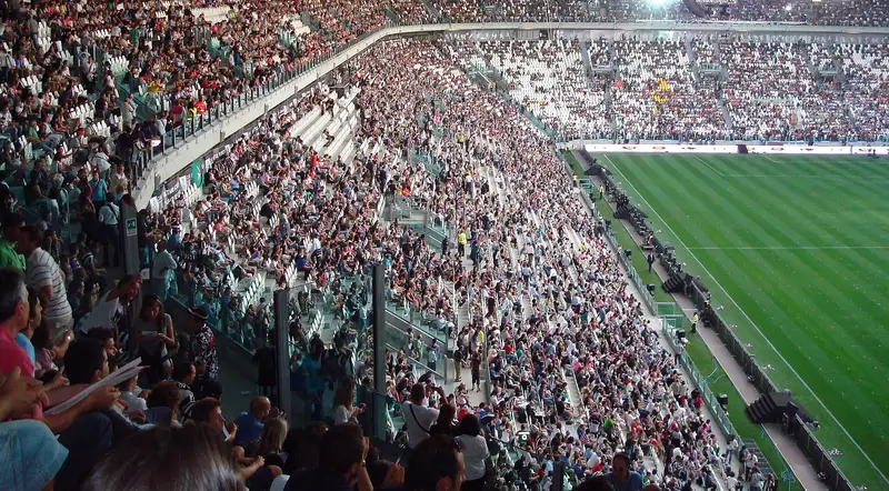 Tribun timur Juventus Stadium dipadati penonton dengan lapangan hijau di sisi kanan