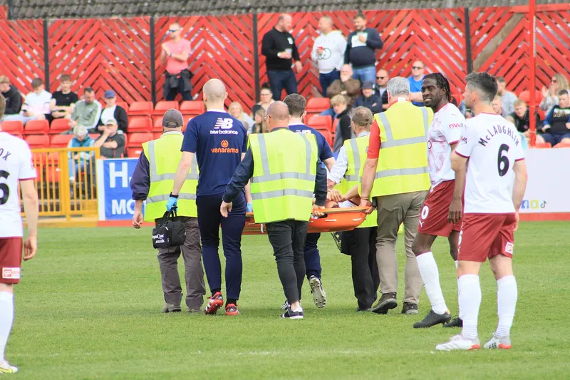 Pemain York City ditandu keluar lapangan oleh petugas