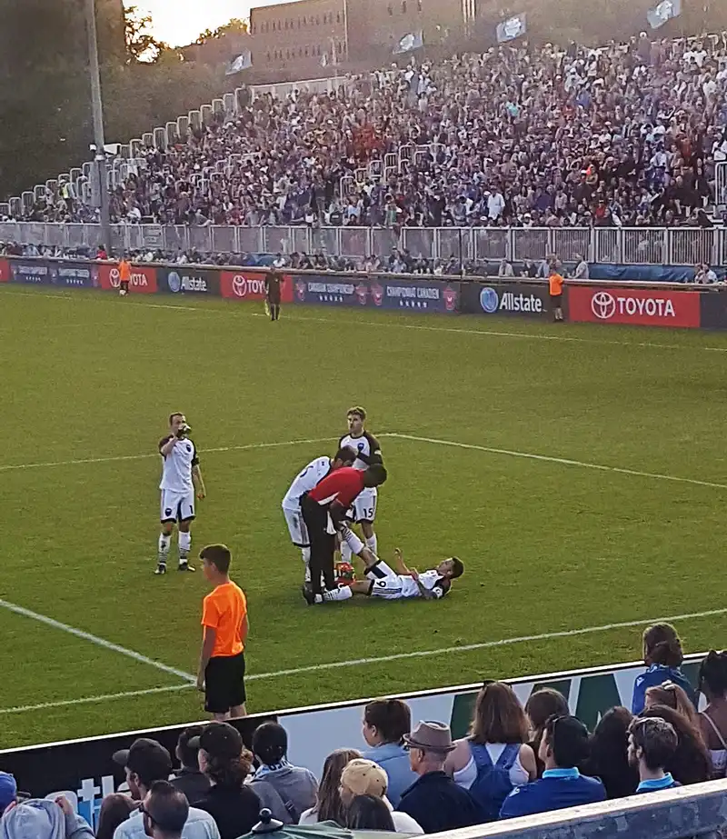 Tim medis merawat pemain Ottawa Fury Carl Haworth