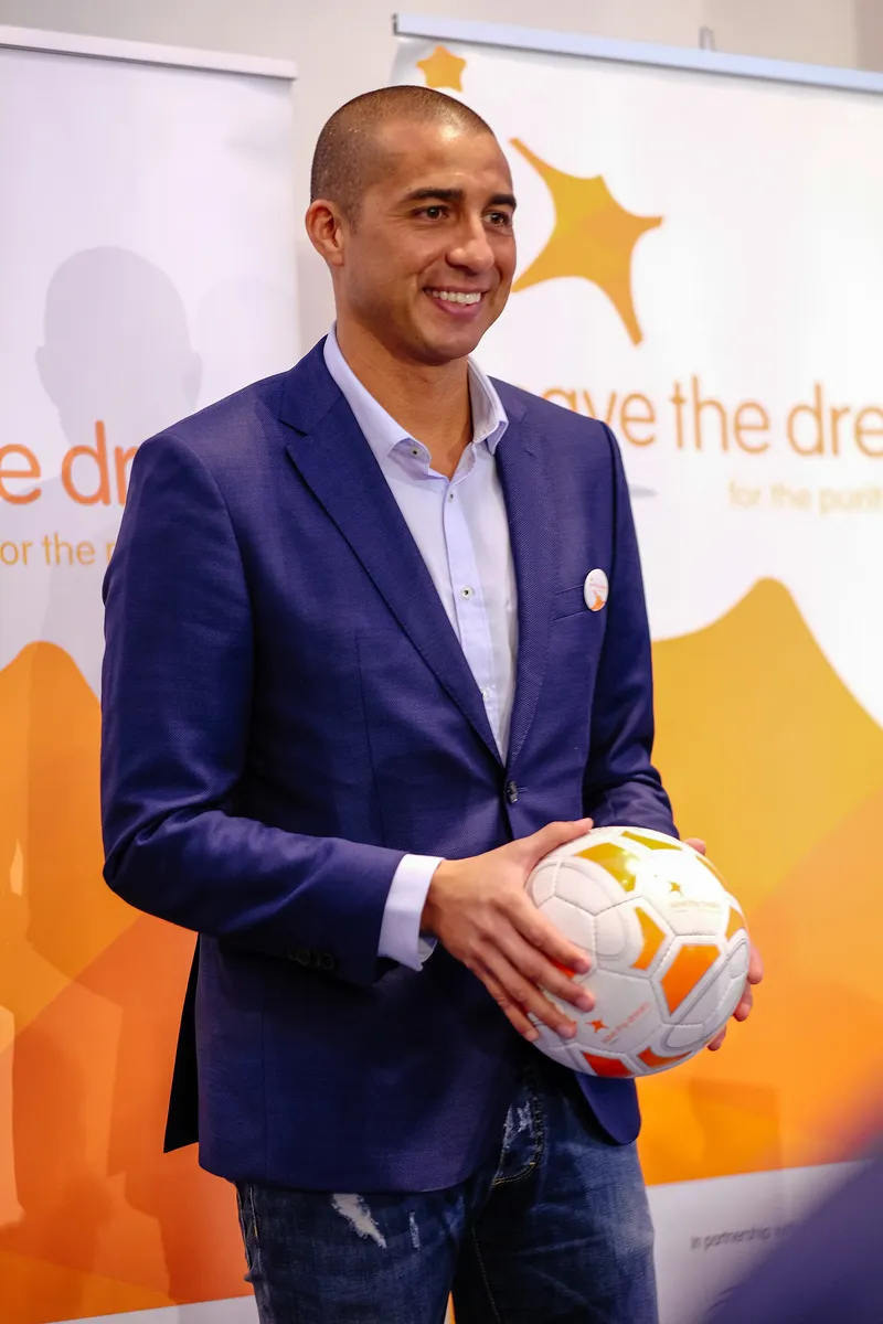 David Trezeguet berjas biru memegang bola di sebuah acara