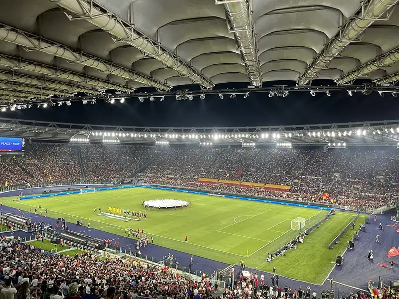 Stadio Olimpico sebelum Roma melawan HJK Helsinki pada 2022; foto ini berasal dari Liga Europa, bukan hasil Serie A. Foto arsip untuk konteks venue, bukan laporan skor berjalan. Diperkecil dan dikompresi.