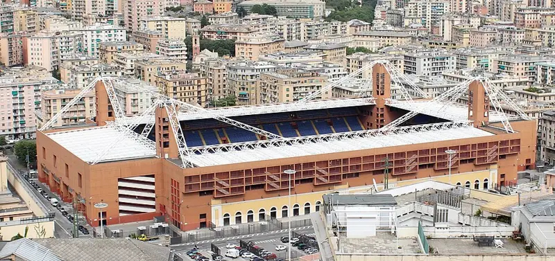 Stadio Luigi Ferraris dan kawasan sekitarnya dilihat dari San Bartolomeo, Genova. Foto arsip untuk konteks venue, bukan laporan skor berjalan. Diperkecil dan dikompresi.