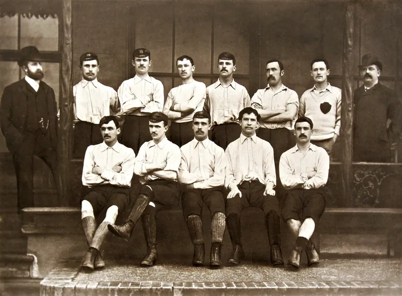 Foto tim Preston North End tahun 1888, pemain berbaris berdiri dan duduk bersama manajer