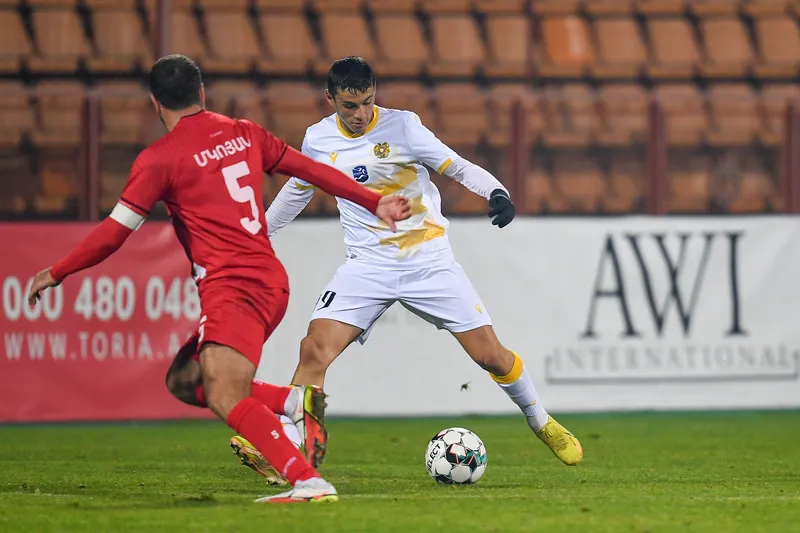 Winger BKMA Artur Serobyan berseragam putih berhadapan dengan bek Ararat bernomor 5 berseragam merah