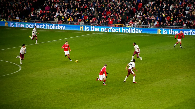 Pemain Manchester United dan Sunderland berebut bola di Old Trafford dengan tribun penuh penonton