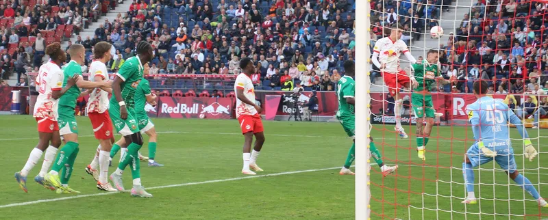 Pemain Red Bull Salzburg dan Rapid Wien berebut bola udara di depan gawang Rapid Wien