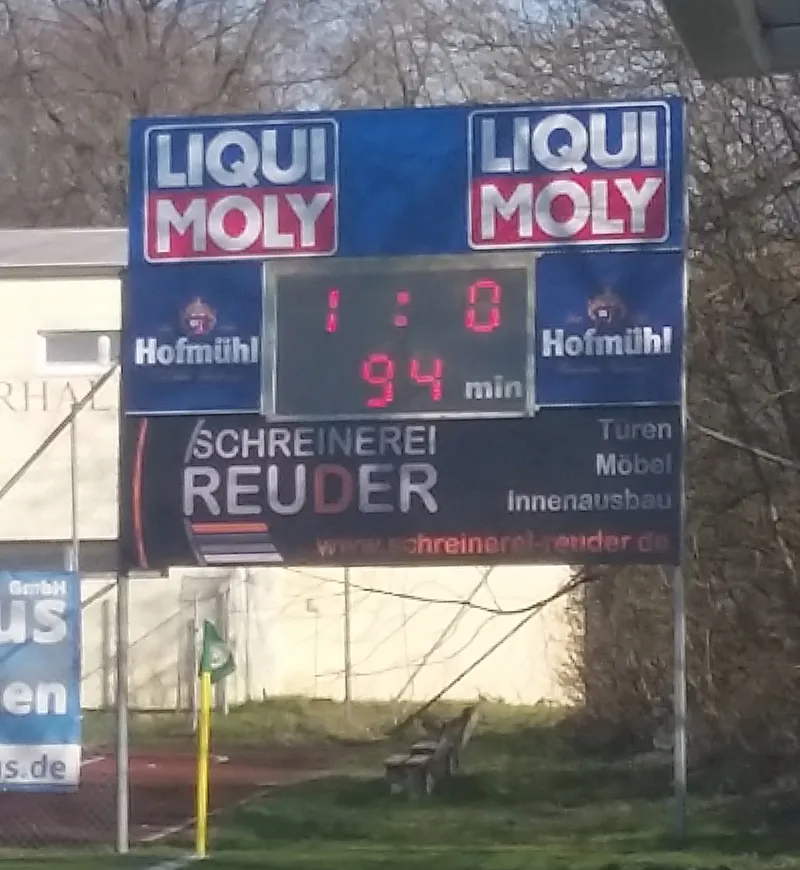 Papan skor stadion menunjukkan skor 1:0 pada menit ke-94