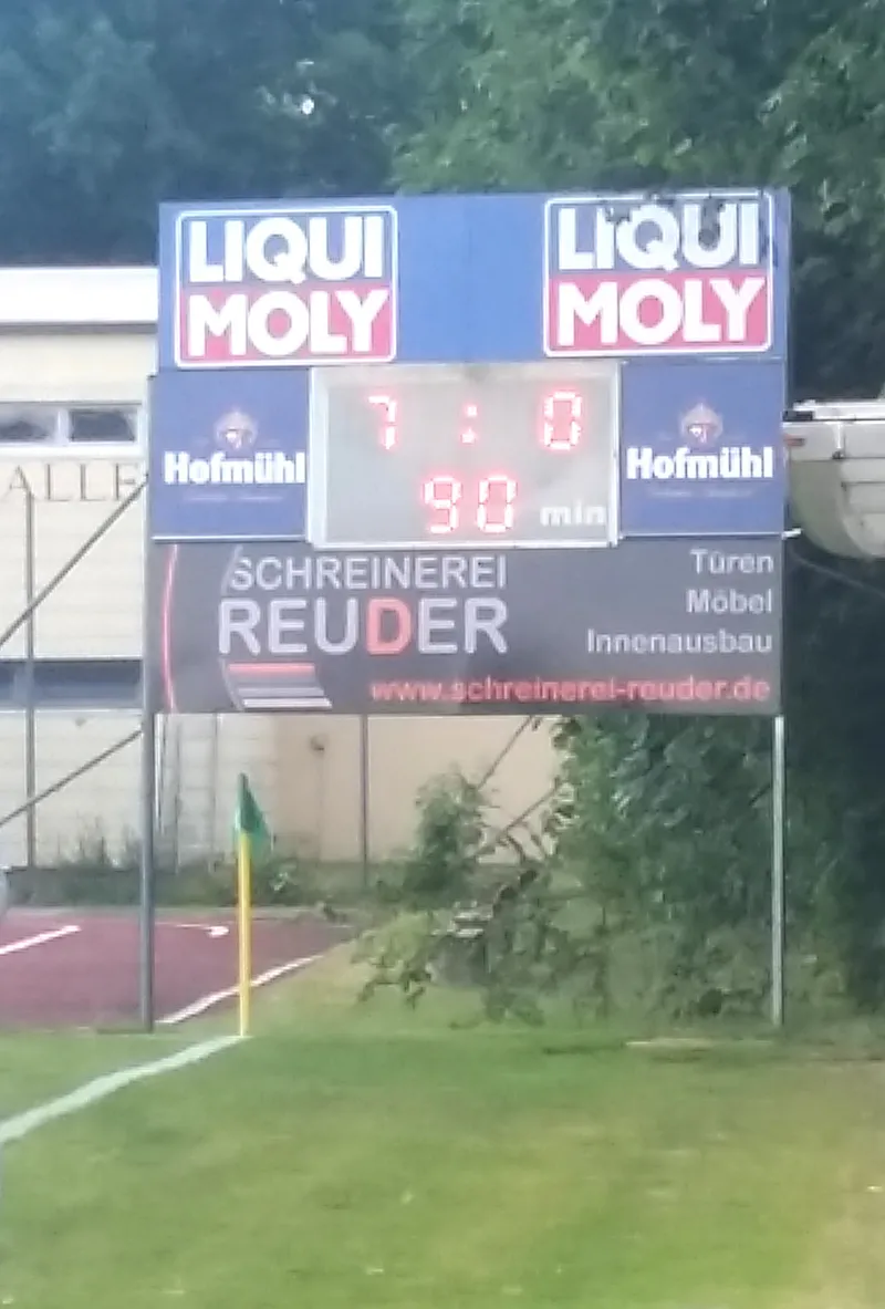 Papan skor stadion menunjukkan skor 7:0 pada menit ke-90