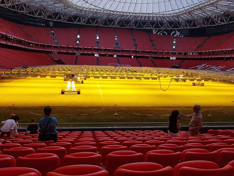 Sudut interior San Mamés, arsip stadion Athletic Club. Foto arsip untuk konteks venue, bukan laporan skor berjalan. Diperkecil dan dikompresi.