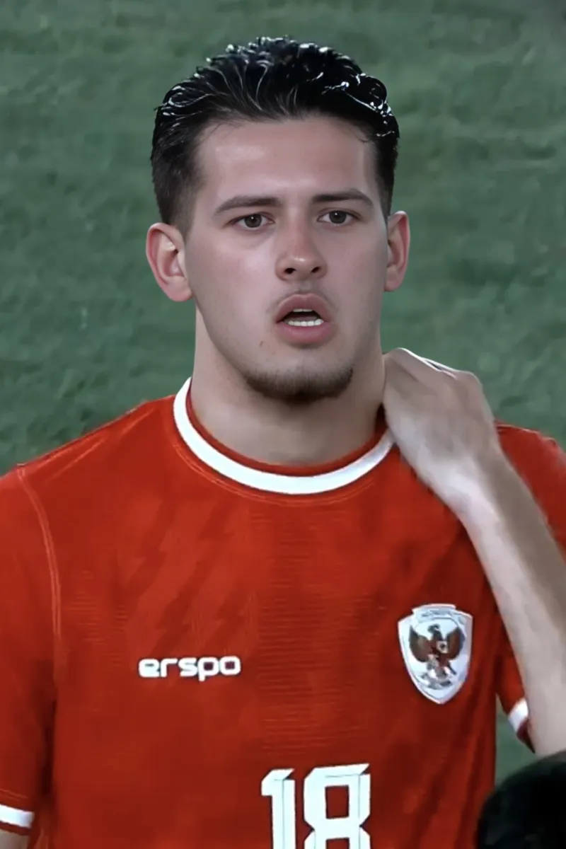 Justin Hubner berseragam merah timnas Indonesia bernomor 18 saat berbaris sebelum laga