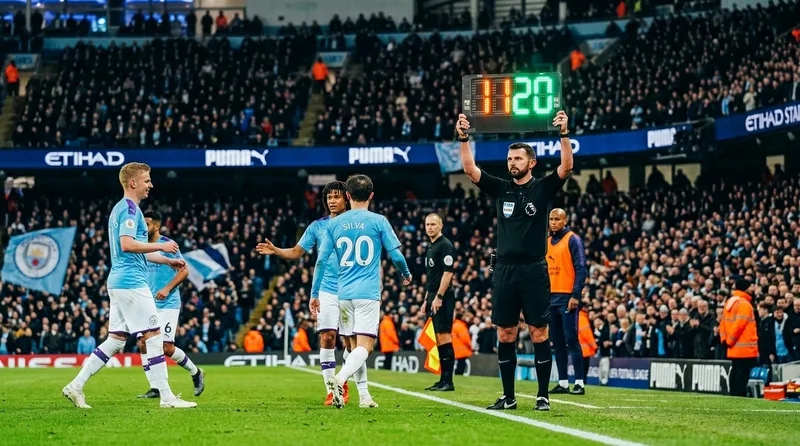 Momen pergantian pemain sepak bola dengan papan substitusi elektronik