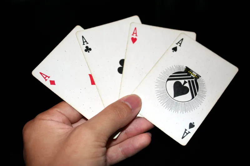 Tangan memegang kartu as dalam permainan poker