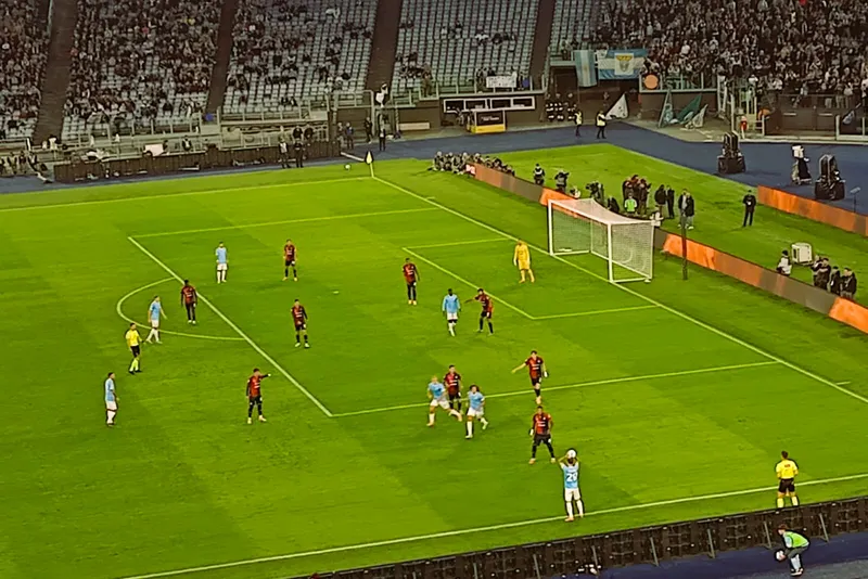 Pemain tersebar di lapangan sepak bola