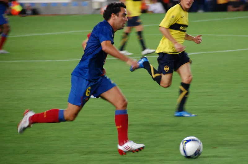 Xavi Hernandez membawa bola