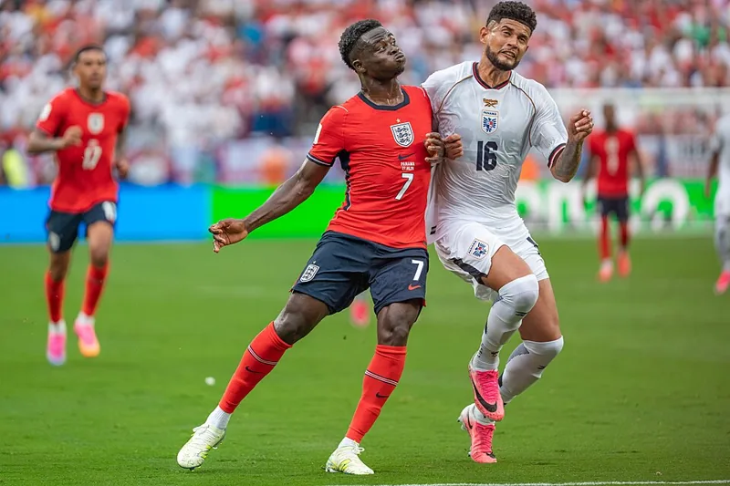 Bukayo Saka dan Andrés Andrade bersaing posisi sambil melihat ke atas.
