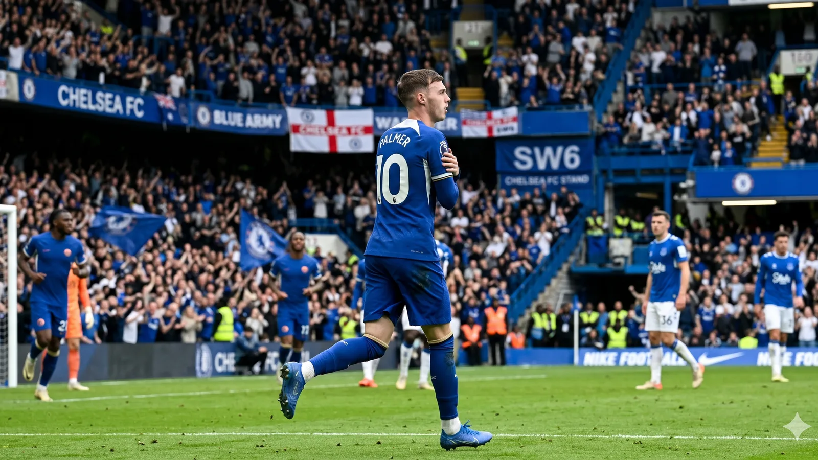 Cole Palmer beraksi di pertandingan