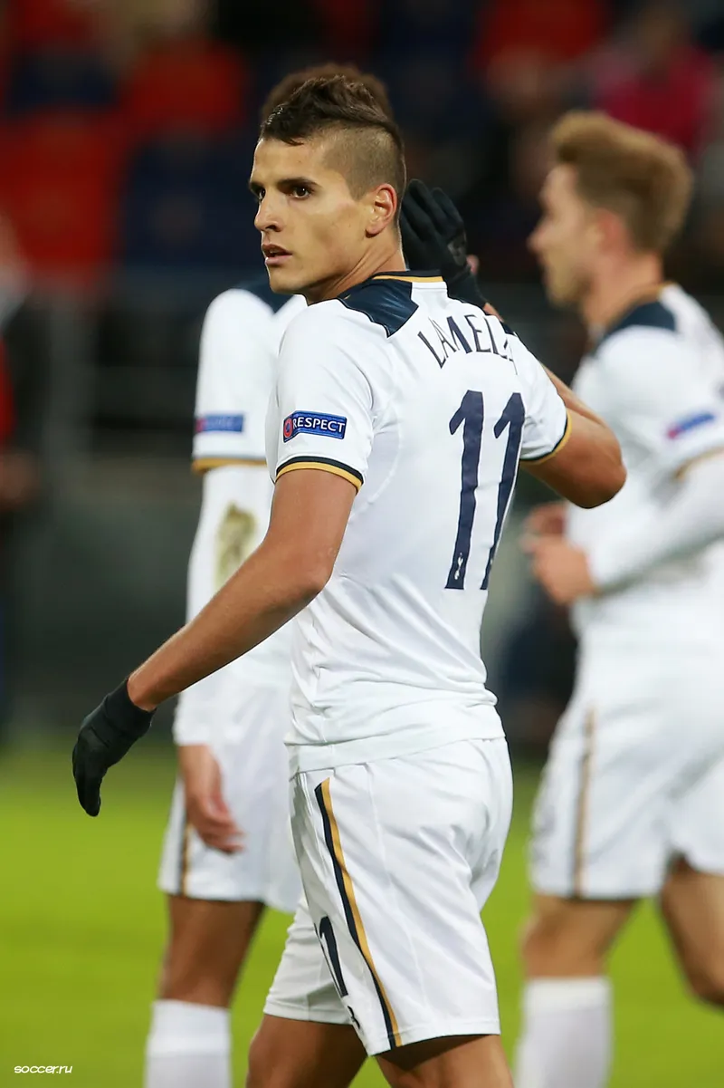 Erik Lamela berseragam putih Tottenham Hotspur bernomor 11 menoleh ke belakang di lapangan