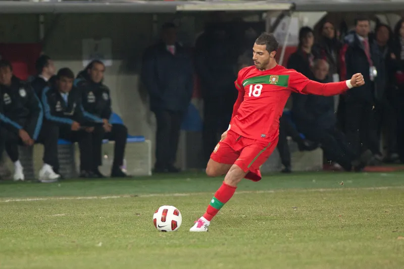 Ricardo Quaresma berseragam merah Portugal nomor 18 bersiap menendang bola dengan kaki kanan