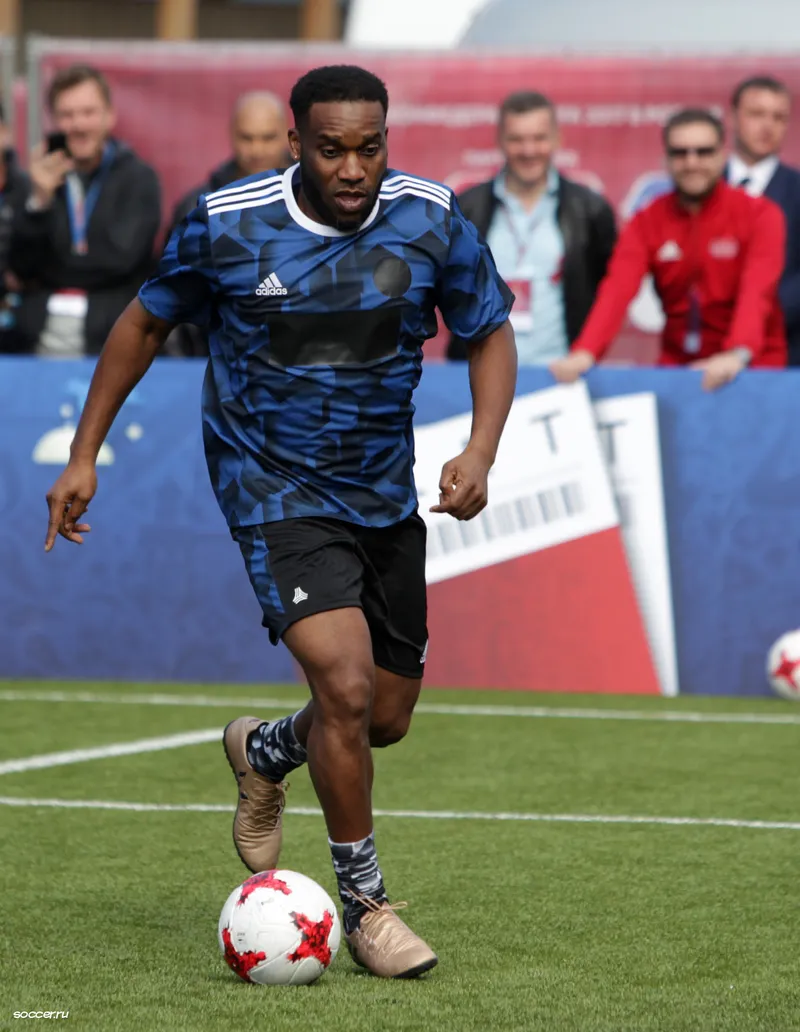 Jay-Jay Okocha menggiring bola dengan kaki kanan dalam laga eksibisi para legenda