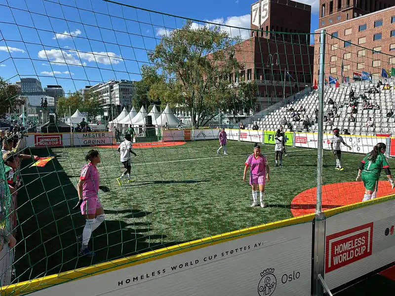 Laga Homeless World Cup 2025 di Oslo pada lapangan rumput sintetis kecil yang dikelilingi papan dan jaring